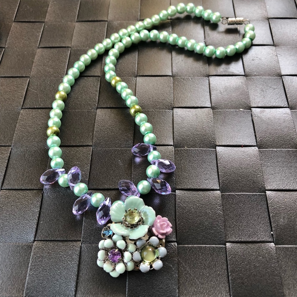 NWT🌸Flower necklace 🌸